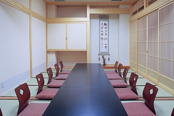 Enjoy a leisurely meal in the private dining room Ajisai.